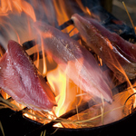 本場の『藁焼き』　さっぱりとポン酢、旨みをダイレクトに感じる塩。どちらもおすすめです。