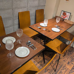 テーブル席は6席。ご予約様を優先的にご案内いたします。頭上には、テレビモニターもあり、スポーツ観戦・映画鑑賞もでき楽しくお食事できます。