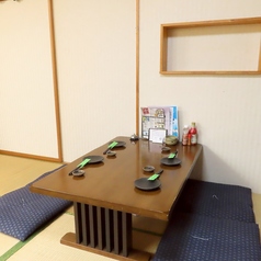 【心地よい空間でのんびり】グループ飲みに最適！座敷テーブル席は、温かみのある空間で、ゆったりとした時間を楽しめます。料理を楽しみながら、リラックスした雰囲気で会話が弾むひとときをお過ごしいただけます♪