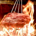 牛肉ローストの藁焼き！牛肉の表面を豪快に藁で一気に炙る藁焼き！牛肉の脂の甘みと赤身の旨みがぎゅーっと凝縮された味をご堪能下さい♪