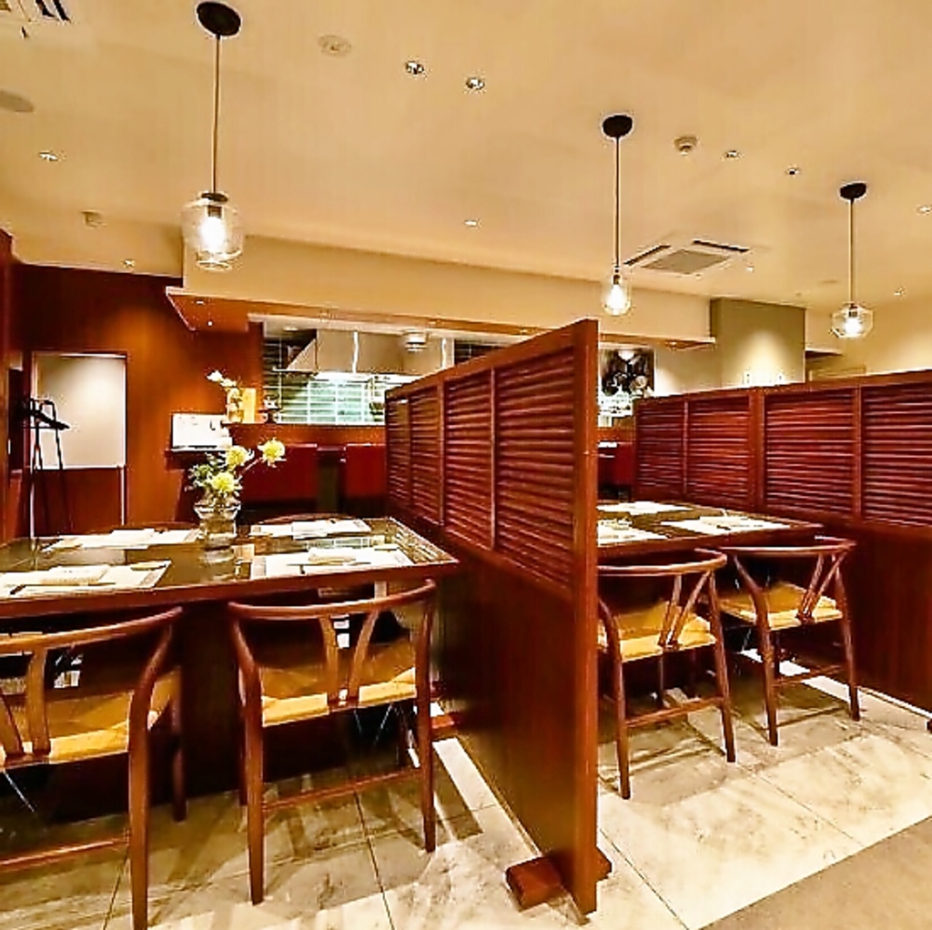 ビルの1階にひっそりと佇む、静かで落ち着いた大人の隠れ家。洗練された空間で思い出を作りませんか