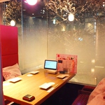 梅の木を囲むように造られた完全個室。カップルシートでは2人の距離も縮まります