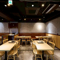 会話がしやすい配置、ゆったりとしたスペース。こだわりの空間で、厳選された松阪牛と黒毛和牛のすき焼き・しゃぶしゃぶ、新鮮な海鮮、自慢の一品料理を、心ゆくまでお楽しみいただけます。