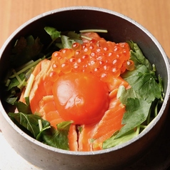 炙りサーモンといくらの親子釜めし