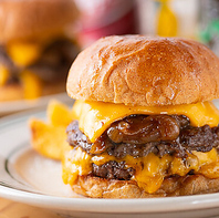 全粒粉バンズ、国産牛パティ、煮玉ねぎ入りのバーガー