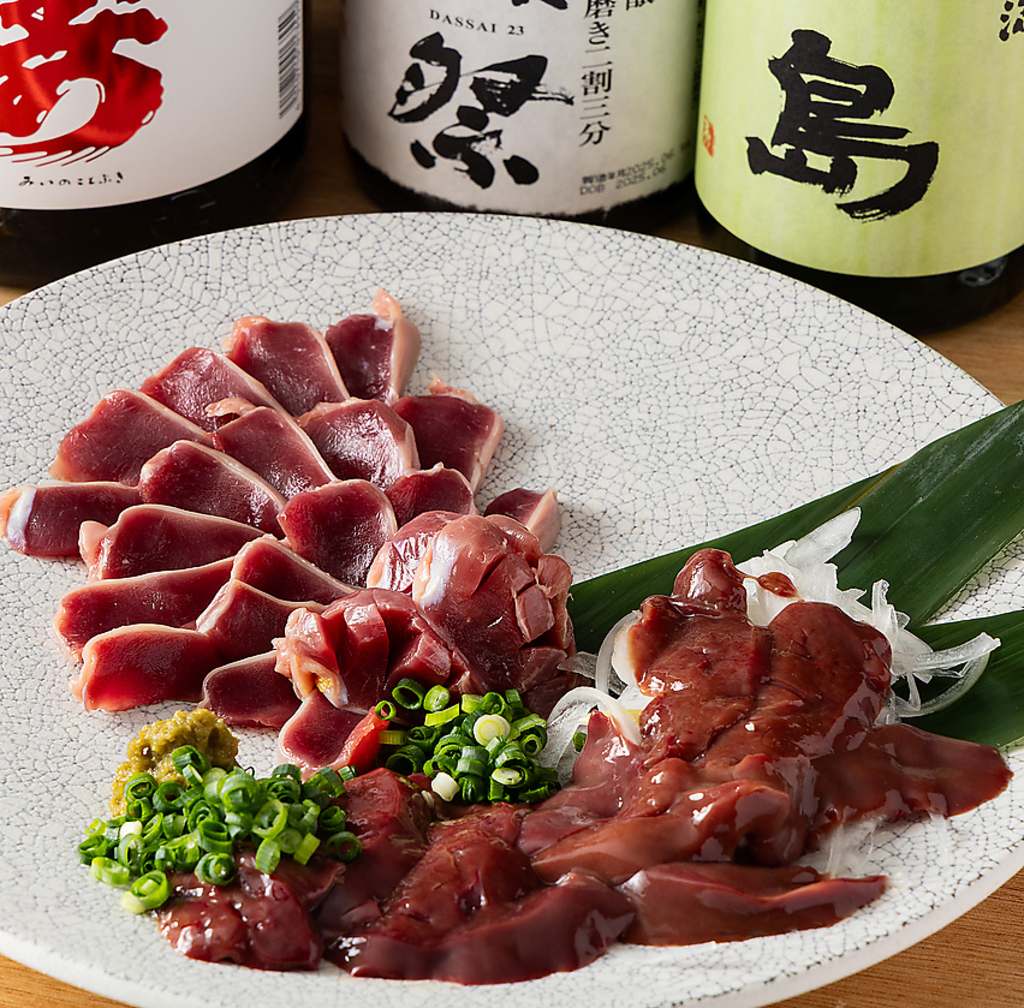 朝びき鶏の刺身。新鮮だからこそ愉しめる贅沢な逸品。