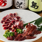 朝びき鶏の刺身。新鮮だからこそ愉しめる贅沢な逸品。