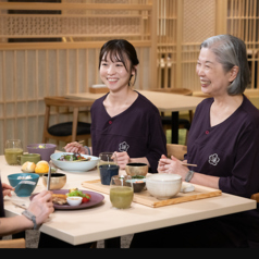 温泉やフィットネスで心身を整えた後は、五感を満たすライブ割烹へ。職人の技を間近に望むテーブル席で、出汁香るおでんや握りたての鮨を愉しむ至福のひとときを。運動と癒やし、そして美食が融合する体験が、内側からの活力を引き出します。万蓮ならではの健やかな贅沢に浸り、明日への活力をチャージしてください。