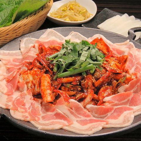 話題の韓国料理「チュクミサムギョプサル」の写真