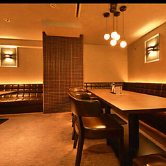 貸切でのご利用にも対応しており、最大30名様までご利用いただけます。会社の忘新年会や歓送迎会、同窓会など、大人数での集まりに最適です。他のお客様を気にすることなく、自分たちだけの空間で大いに盛り上がれます。美味しい料理を囲み、絆を深める特別な宴を開催しましょう。