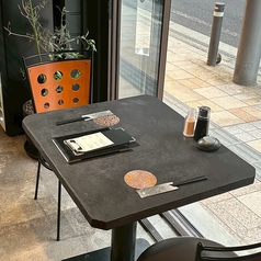 お二人様専用のテーブル席です!窓際にあり、外の景色を楽しみながらお食事頂けます!夏場はアコーディオンウィンドウを開放し、テラス風の雰囲気をお楽しみ頂く事も可能です♪