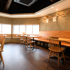 オシャレで落ち着いた雰囲気の内装に囲まれて、こだわりの一品料理とワインをゆっくりとご堪能いただけます。