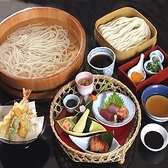 竹かご弁当は　季節の盛り合わせ色々・お造り・天ぷら・名物たらいうどん・甘味 までついた、贅沢なお食事内容となっております。家では味わえない、上品なお食事をたのしんで頂けます。もちろん、うどんはおかわり自由です！