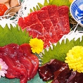 会津のさくら肉は赤みが多く、鮮やかな色合いが食欲をそそります。虎々特製のたれをつけて頂く馬刺しはとろける様な食感が格別です！