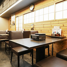 ご友人やご家族との会食に最適な、テーブル席です。足を崩さずにお寛ぎいただける空間で、卓上コンロを囲んで鶏焼肉をどうぞ。隣席との間隔を空けており、周囲を気にせず会話を楽しみたい時におすすめです。◎