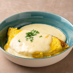 とろとろチーズオムレツ　ラクレットがけ