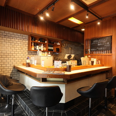 1階にはサクッと飲める立ち飲みスタイルのカウンター席を10席ご用意しております。お一人様でのご利用はもちろん、スタッフとの楽しい会話やダーツを片手に、賑やかでエンタメ感あふれる夜をお楽しみいただけます。
