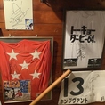 店内は大井競馬場のゆかりの勝負服や　ジョッキーのサイン　本物のレース使用済みゼッケンも展示してます