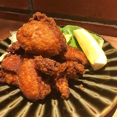 鶏もも唐揚げ 定番のしょうゆベースの大ぶりの唐揚げトッピングでお好きな食べ方もできます。