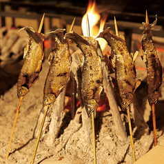 備長炭の遠赤外線効果でふっくらと焼き上げる鮎の塩焼きは絶品です。