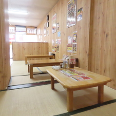 懐かしい畳の香りが心地よい、昭和レトロな座敷席。靴を脱いで足を崩せば、まるで実家に帰ったような安心感。ご家族や親しい仲間と、肩肘張らずにラーメンを囲めます。ビール片手に、昭和の空間で心ゆくまで笑い語り合ってください。時が止まったような空間で、最高の団欒を。