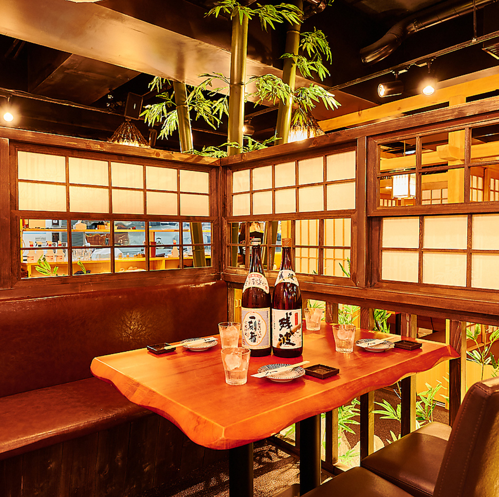 しっとりと落ち着いた雰囲気のお席で、自慢の料理やお酒をお楽しみ下さい。