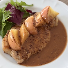 秋限定！豚ロースのグリエ・焼きリンゴと粒マスタードソース