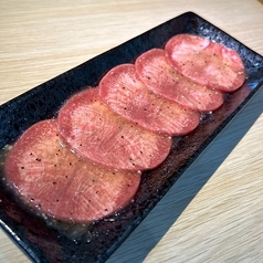 【お酒のお供にも！】一口食べればヤミツキになる自慢の一皿◆上牛タン　1408円（税込）の写真