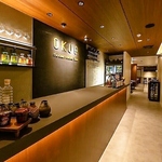 ライブ感あふれる厨房の逸品と、厳選された日本酒やワインとのマリアージュを心ゆくまでご堪能下さい