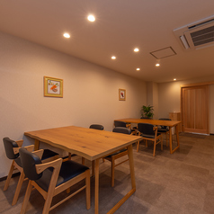 木製のぬくもりのあるテーブル席で会話やお食事をご堪能ください。
