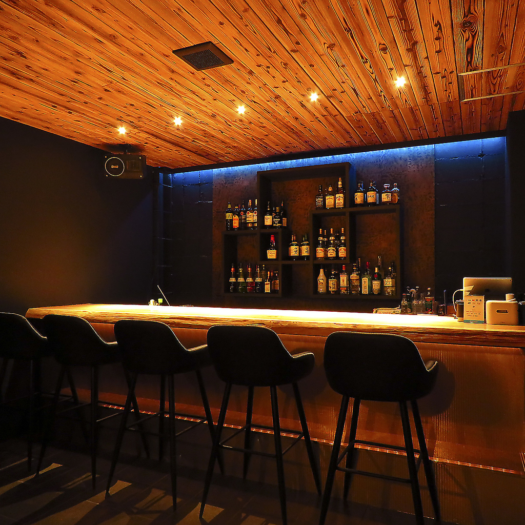 豊富な種類のアルコールが並ぶバーカウンター席は、特別なひとときを求める大人にぴったりの空間です