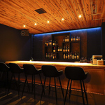 豊富な種類のアルコールが並ぶバーカウンター席は、特別なひとときを求める大人にぴったりの空間です