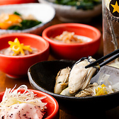 鰻串や焼き鳥だけでなく、お酒がさらに進む小鉢系つまみも多数ご用意。軽くつまめる一品からしっかり旨みのある料理まで幅広く揃えているので、0次会にも2軒目にもぴったり。気軽に楽しめる品が充実しており、その日の気分に合わせて自由に選べるのが魅力です。