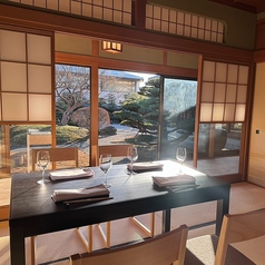 【集】8名様までの少人数に最適な落ち着きのある空間です。メインの庭園が望める洗練された雰囲気が漂い、大切な方とのデートや記念日のお祝い、じっくりと語り合いたい接待などに適しています。プライベートな空間が確保されているため、周囲の視線を気にせず極上のお食事を堪能いただけます。