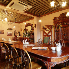 テーブル3名掛けが1席、6名掛けが4席、7名掛けが1席、8名掛けが3席あります◎