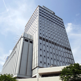 ホテルは近江町市場の向かい側にあり、日本三大庭園の兼六園へのアクセスも◎。JR金沢駅から徒歩7分～10分。