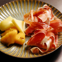 生ハムとチーズの炭火焼き盛合せ