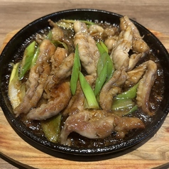 国産鶏せせりの鉄板ガリバタ焼き