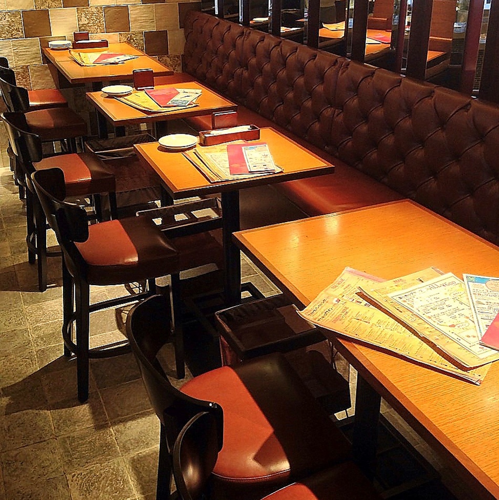 ソファー席もありますのでゆったりとお過ごしいただけます。ご友人とのお食事にぜひご利用ください。