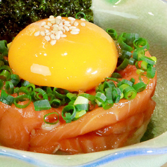 サーモンのユッケ