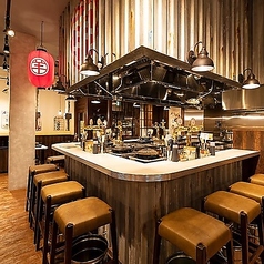 屋台を思わせる灯りのもと、臨場感溢れるカウンター席で自慢のお肉とお酒をお楽しみ下さいませ♪カウンターキッチンのライブ感がお料理をさらに美味しく引き立てます！少人数様でのご利用大歓迎！ちょい飲みやデートに♪