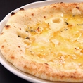 【BIANCA】クワトロフォルマッジョ(4種のチーズ)　★国産ハチミツ付燻製にしたサーモンをふんだんに使用した贅沢なピッツァです☆