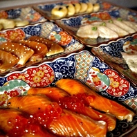 柳橋市場で仕入れる新鮮な魚介類を【焼うお】で