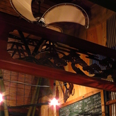 不思議な小物や飾りなどが店内のいたるところに…。ご来店の際は、何があるのか探してみてください！