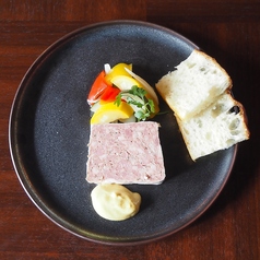 豚肉のパテと自家製ピクルス