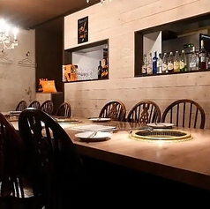 ご褒美ディナーや記念日のお祝いにふさわしい、最大8名様までの上質なテーブル個室をご用意しております。ブランド和牛の美しさを引き立てるシャンデリアや、温かみのあるアンティーク調のインテリアが、非日常の空間を演出。周りを気にせずゆったりとくつろげる店内で、心に残る至福のひとときをお過ごしいただけます。