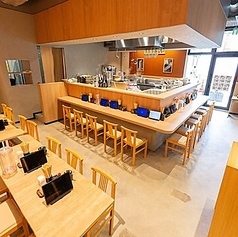 バリアフリー対応の店内には、グループ利用に最適な4名様掛けのテーブル席を2卓ご用意しております。ベビーカーをご利用のお客様や、ご家族連れでのランチにも安心してお使いいただける快適な空間です!夜は気の置けないお仲間と、自慢の長崎グルメや五島のお酒を囲んでワイワイ楽しいご宴会をお楽しみください♪