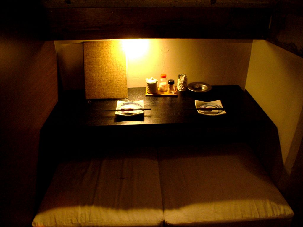 カップルシートは2パターンで全6席ご用意♪じっくり語り合える空間です。