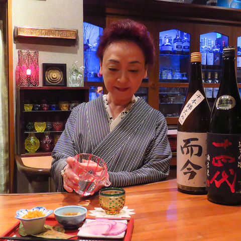 音楽とひろ子さんが作る、美味しいおつまみとお酒を堪能できる文化通りの老舗バーです