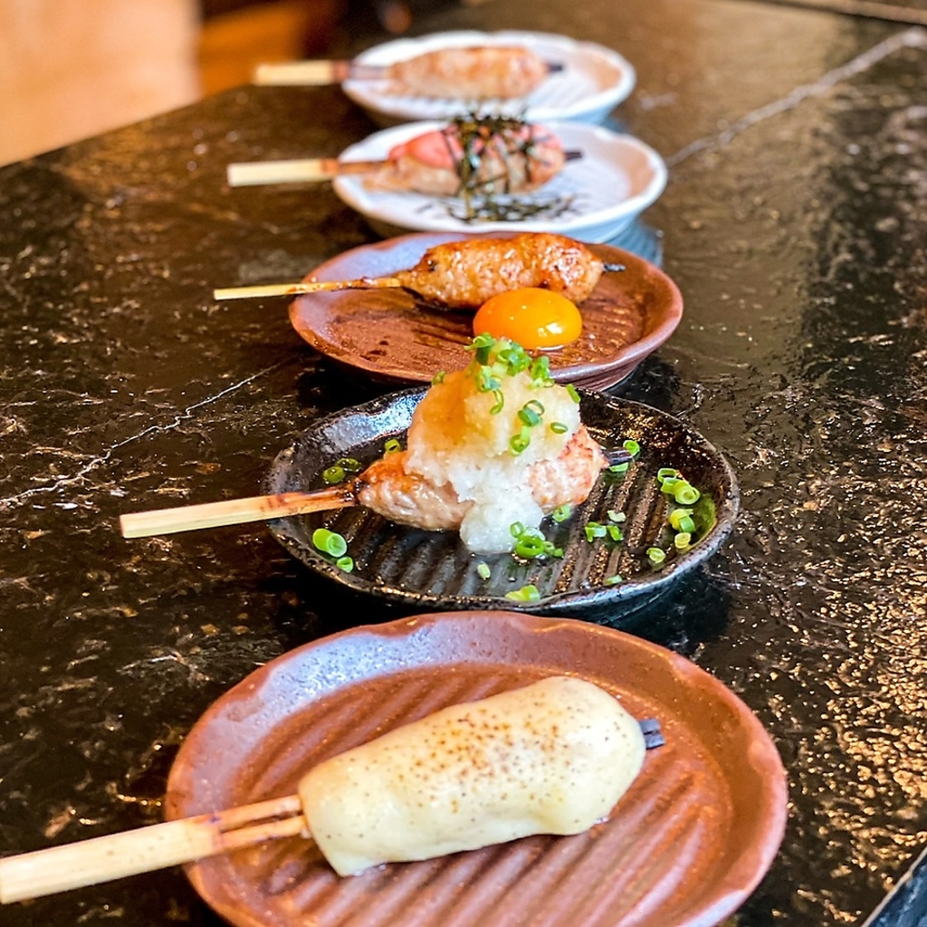 名物生つくねは茹でずに生のまま焼き上げる事で旨味を閉じ込めました！豊富なトッピングも魅力！